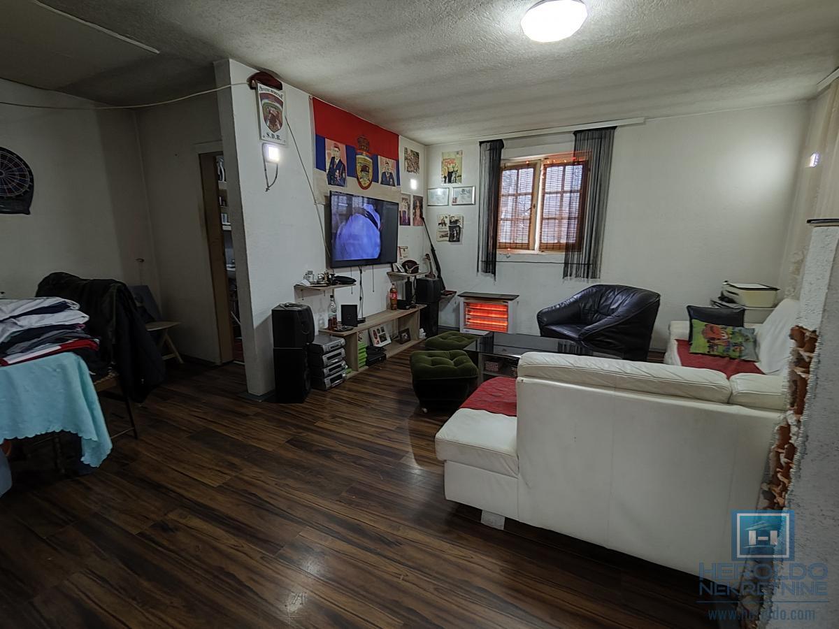 Dve kuće na lepoj lokaciji 24