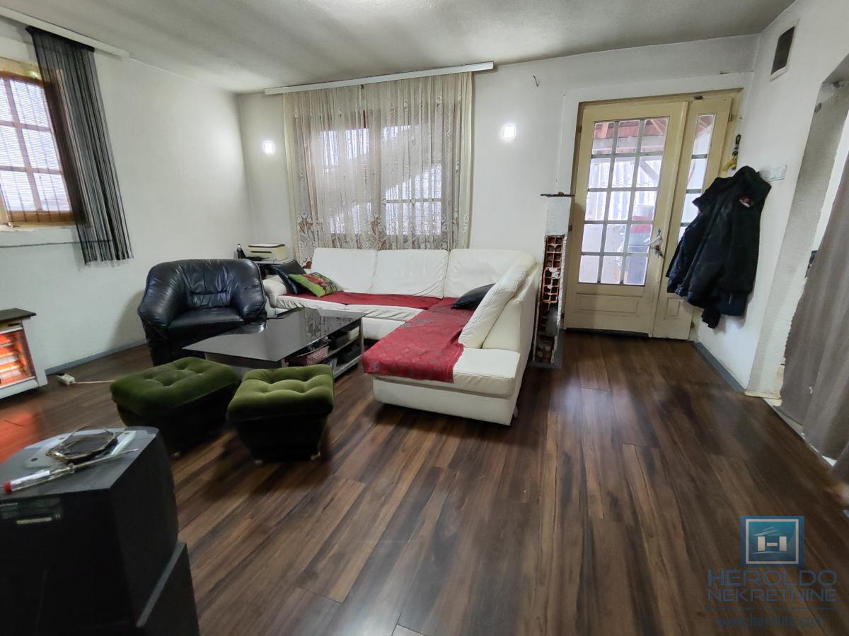 Dve kuće na lepoj lokaciji 25