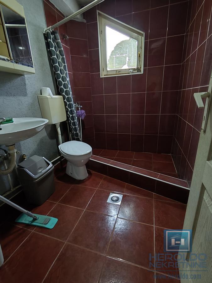 Dve kuće na lepoj lokaciji 26