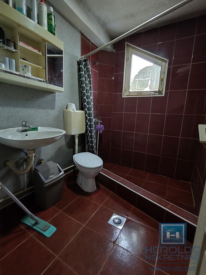 Dve kuće na lepoj lokaciji 27