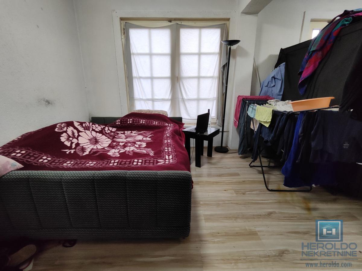 Dve kuće na lepoj lokaciji 28