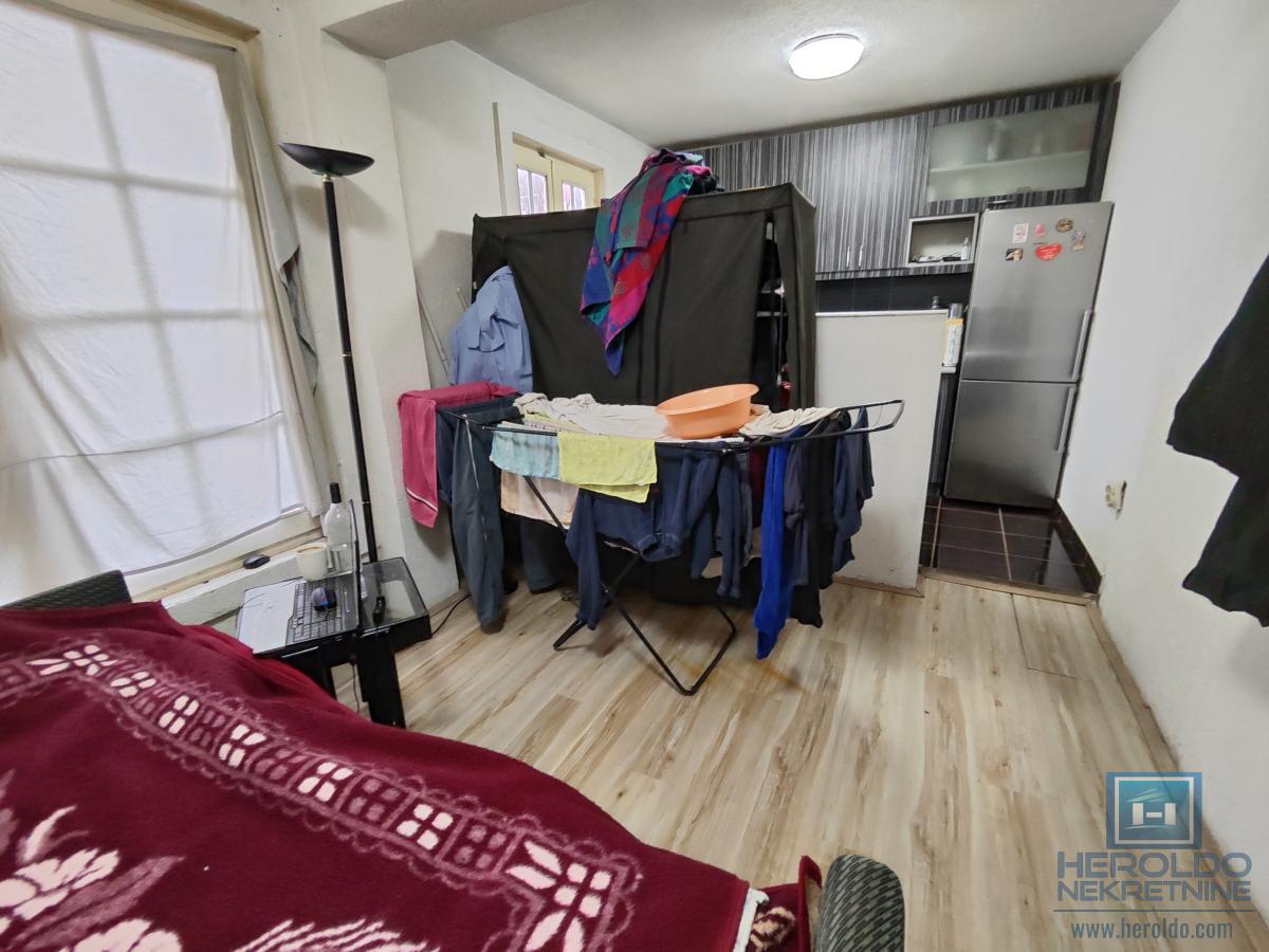 Dve kuće na lepoj lokaciji 29