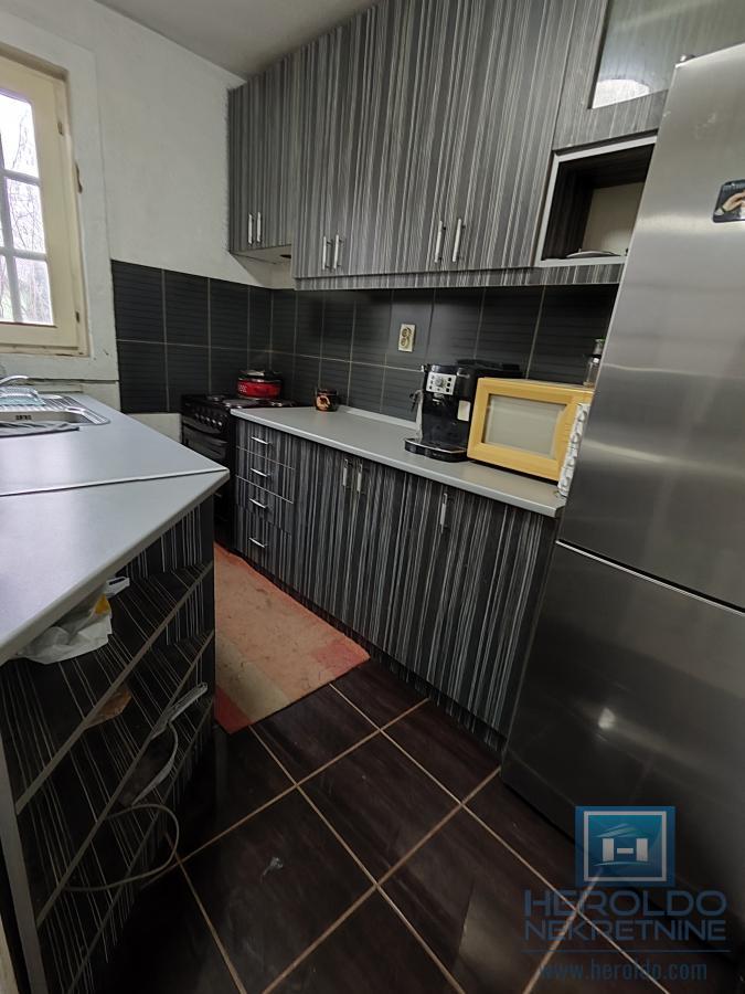 Dve kuće na lepoj lokaciji 30