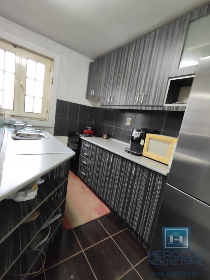 Dve kuće na lepoj lokaciji 31