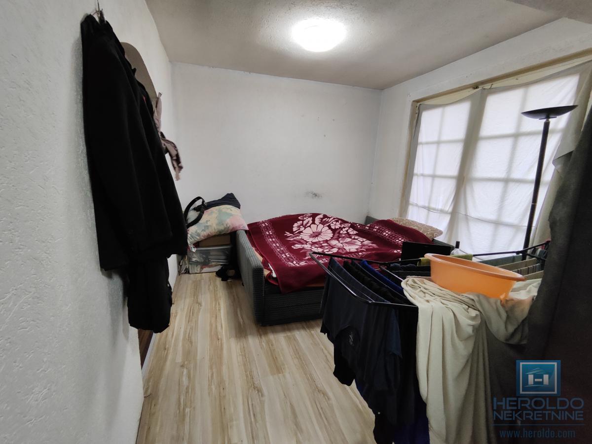 Dve kuće na lepoj lokaciji 32