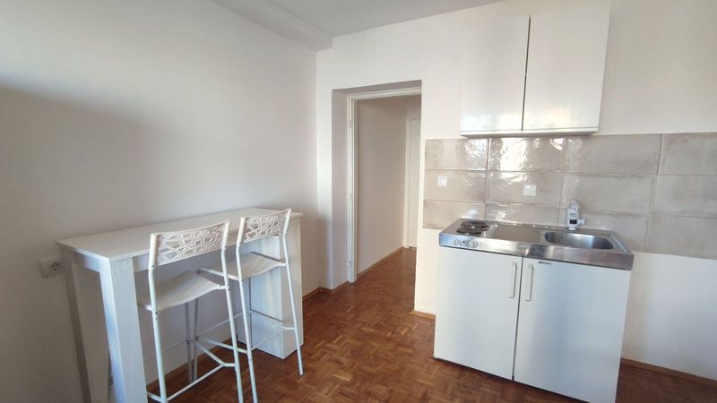 Fantastična lokacija   Može na kredit   idealna za izdavanje 3