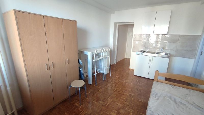 Fantastična lokacija   Može na kredit   idealna za izdavanje 2