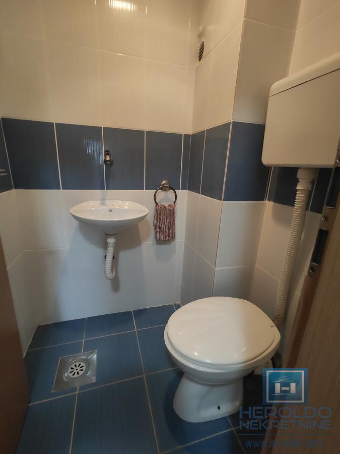 Prelep, komforan trosoban stan 10