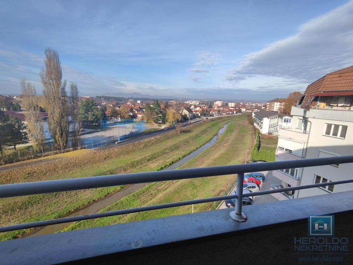 Prelep, komforan trosoban stan 9