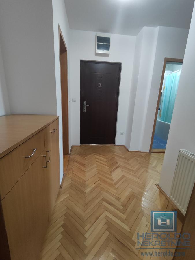 Prelep, komforan trosoban stan 2