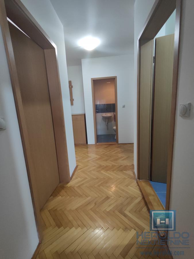 Prelep, komforan trosoban stan 5