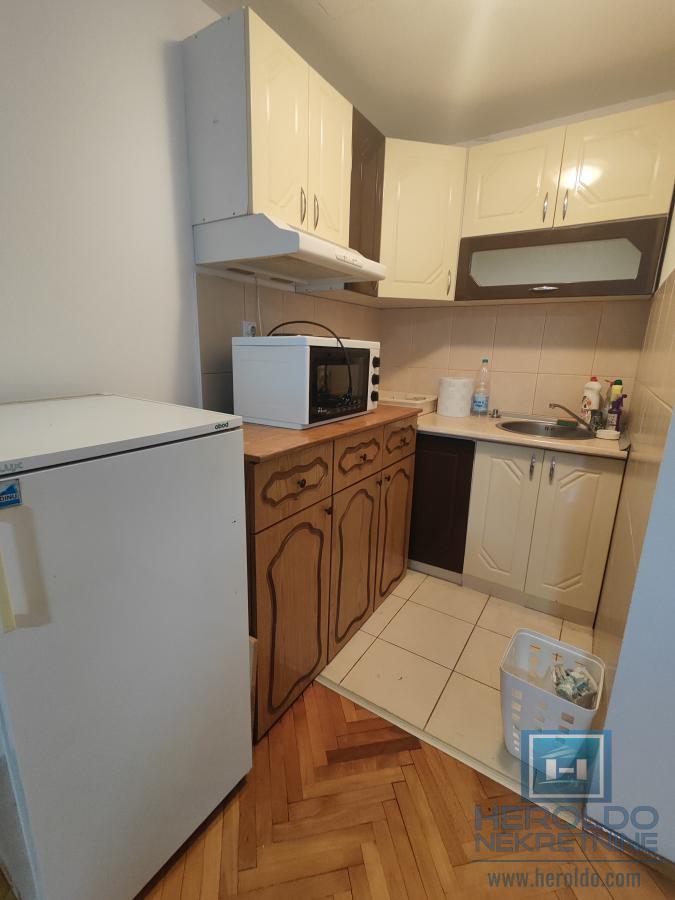 Prelep, komforan trosoban stan 15