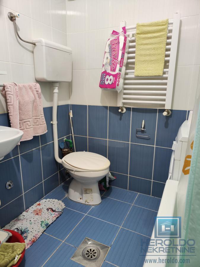 Prelep, komforan trosoban stan 16