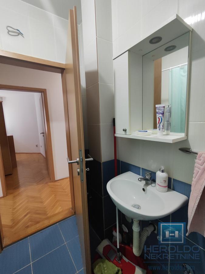 Prelep, komforan trosoban stan 19