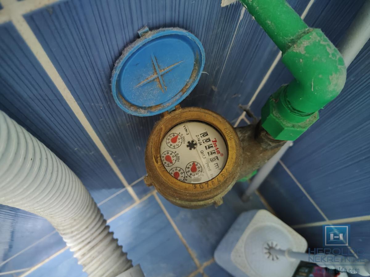 Prelep, komforan trosoban stan 20