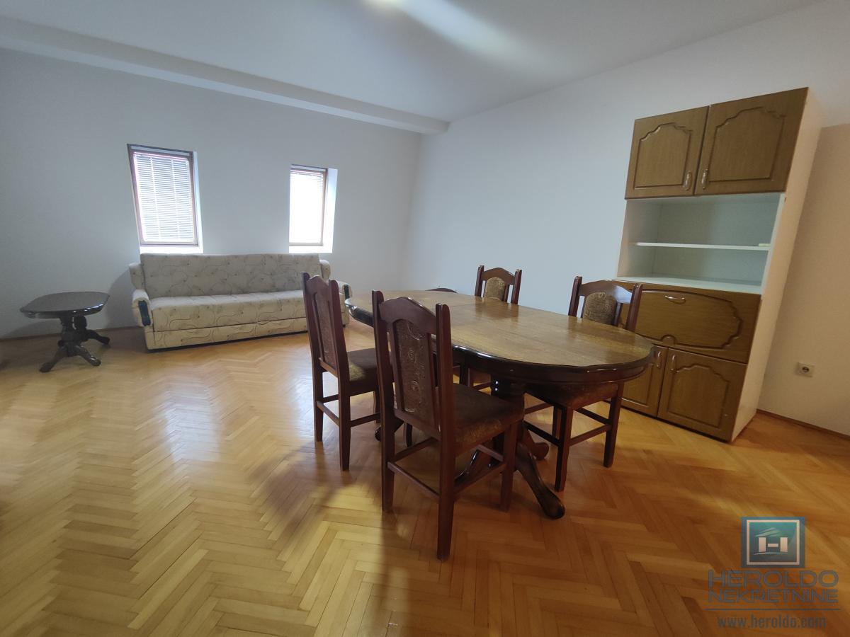 Trosoban stan u blizini Akva parka 5