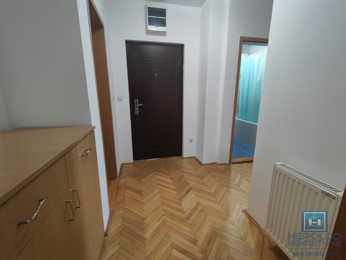 Trosoban stan u blizini Akva parka 6