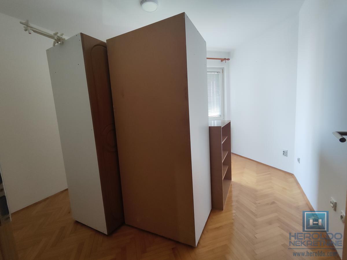 Trosoban stan u blizini Akva parka 12