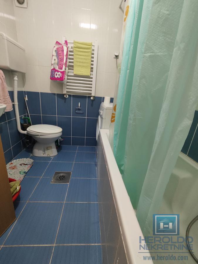 Trosoban stan u blizini Akva parka 23