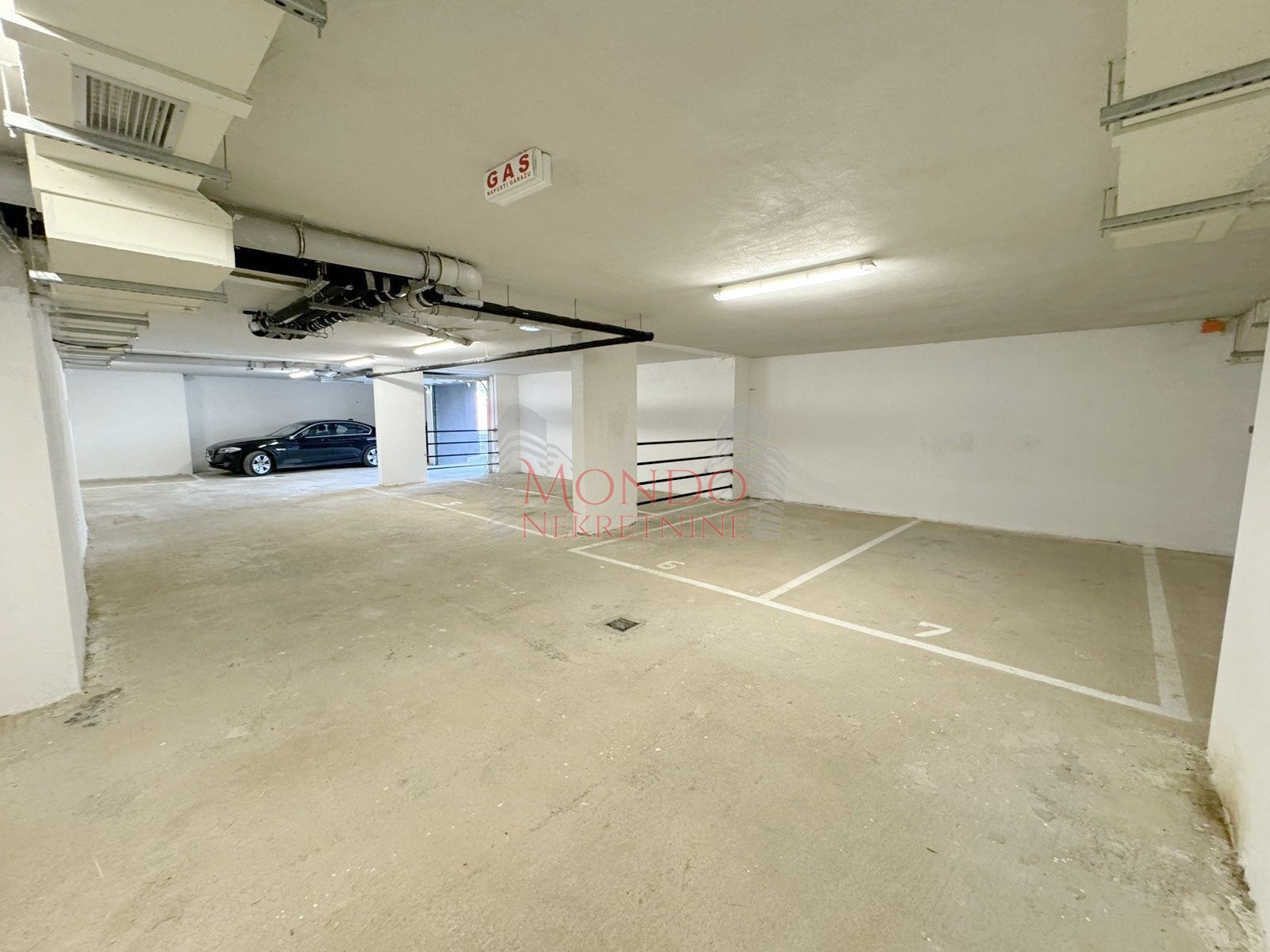 Vise parking mesta u podzemnog garazi, nova zgrada kod Difa i Fznr 2