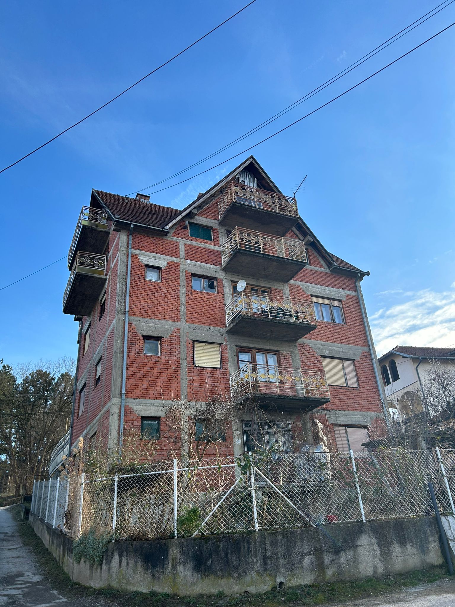 Na prodaju Petospratna Kuca u Cacku kod Spomen Parka 500m2 Udaljena 2km Od centra Cacka 2