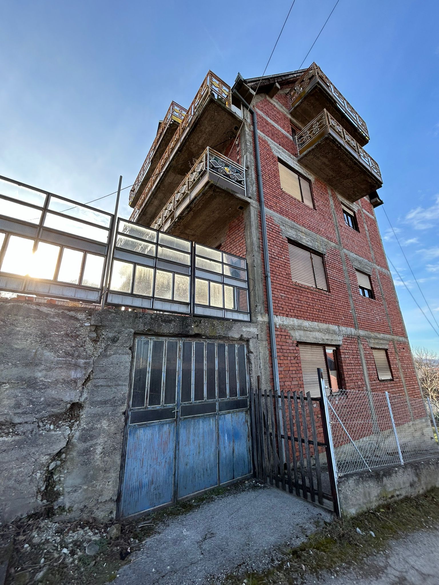 Na prodaju Petospratna Kuca u Cacku kod Spomen Parka 500m2 Udaljena 2km Od centra Cacka 4