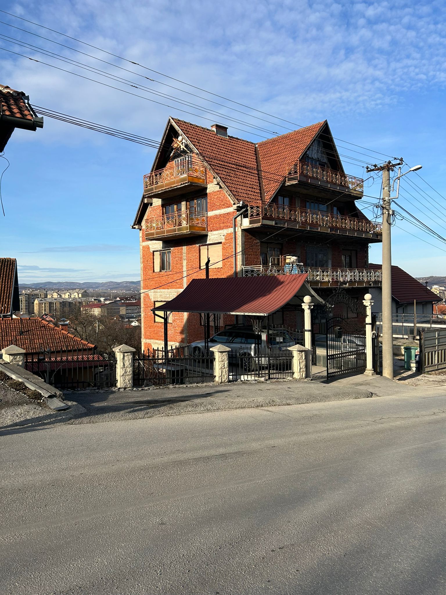 Na prodaju Petospratna Kuca u Cacku kod Spomen Parka 500m2 Udaljena 2km Od centra Cacka 5