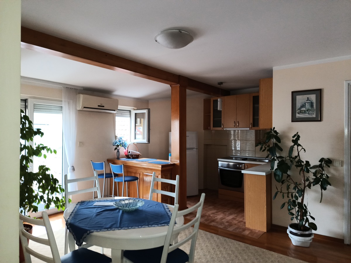 Trosoban stan kod Hrama  Stojana Protića  85m2 3