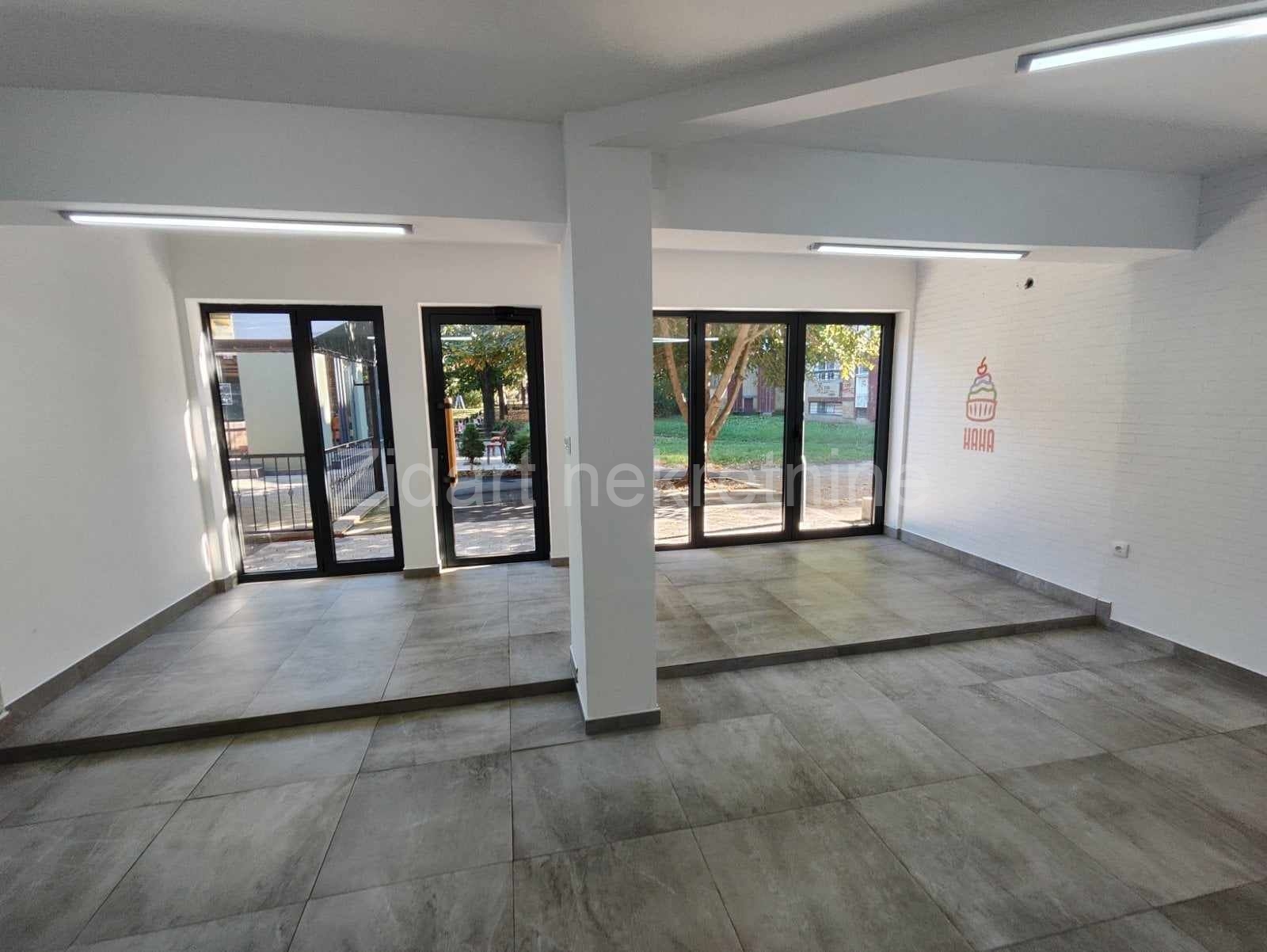 Batajnica, Kralja Uroša I, kod pijace, lokal 4