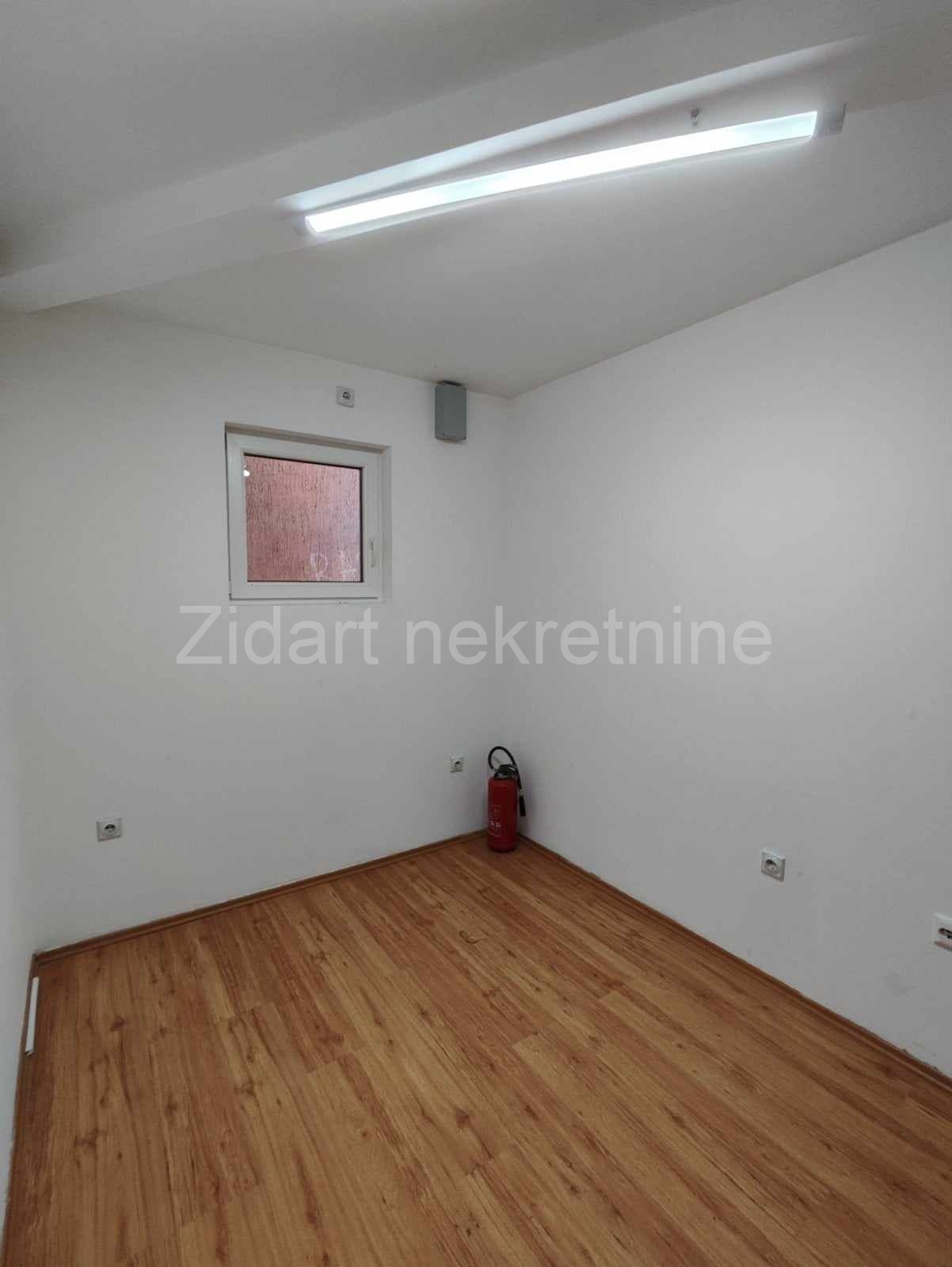 Batajnica, Kralja Uroša I, kod pijace, lokal 8
