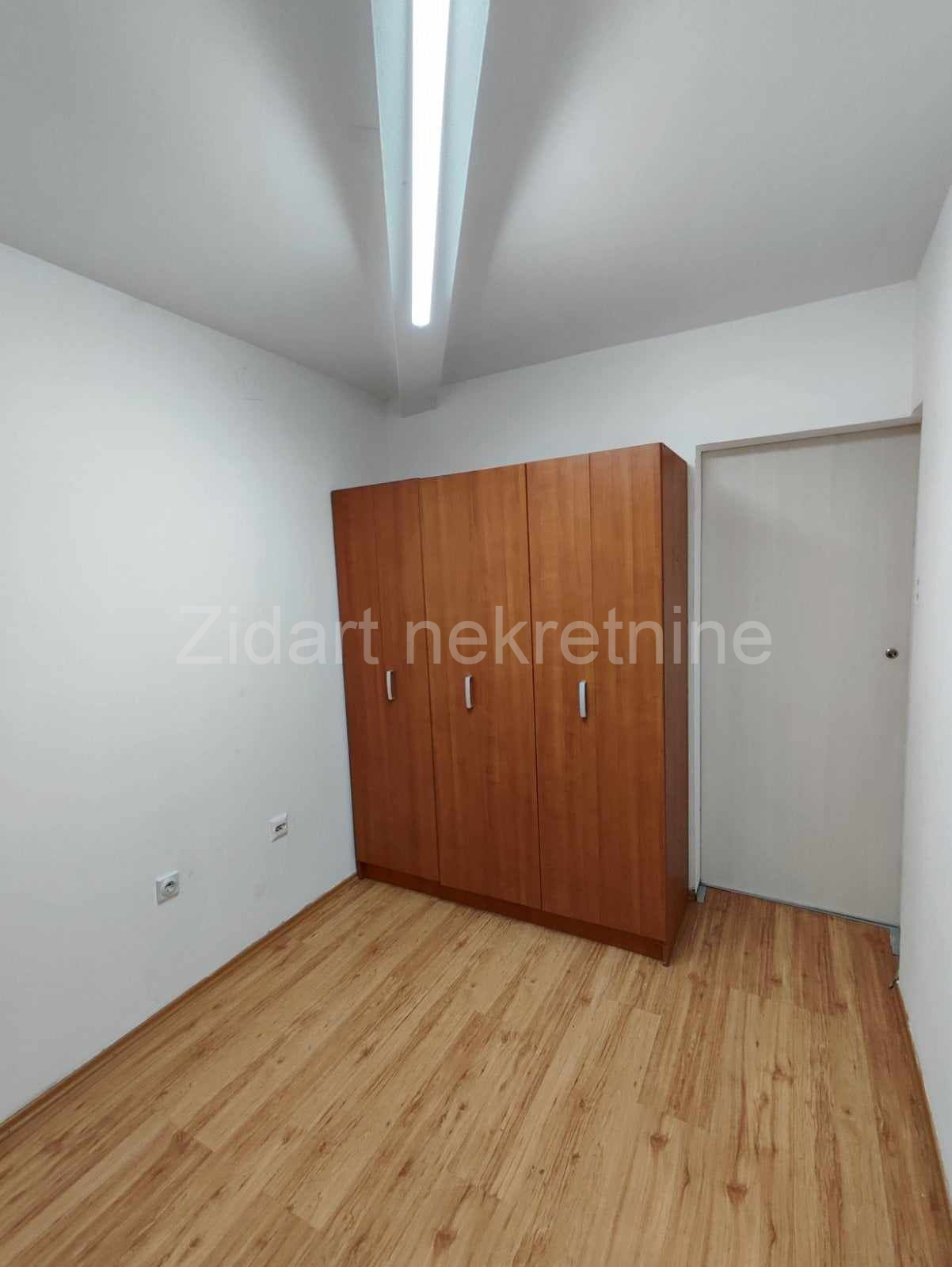 Batajnica, Kralja Uroša I, kod pijace, lokal 7