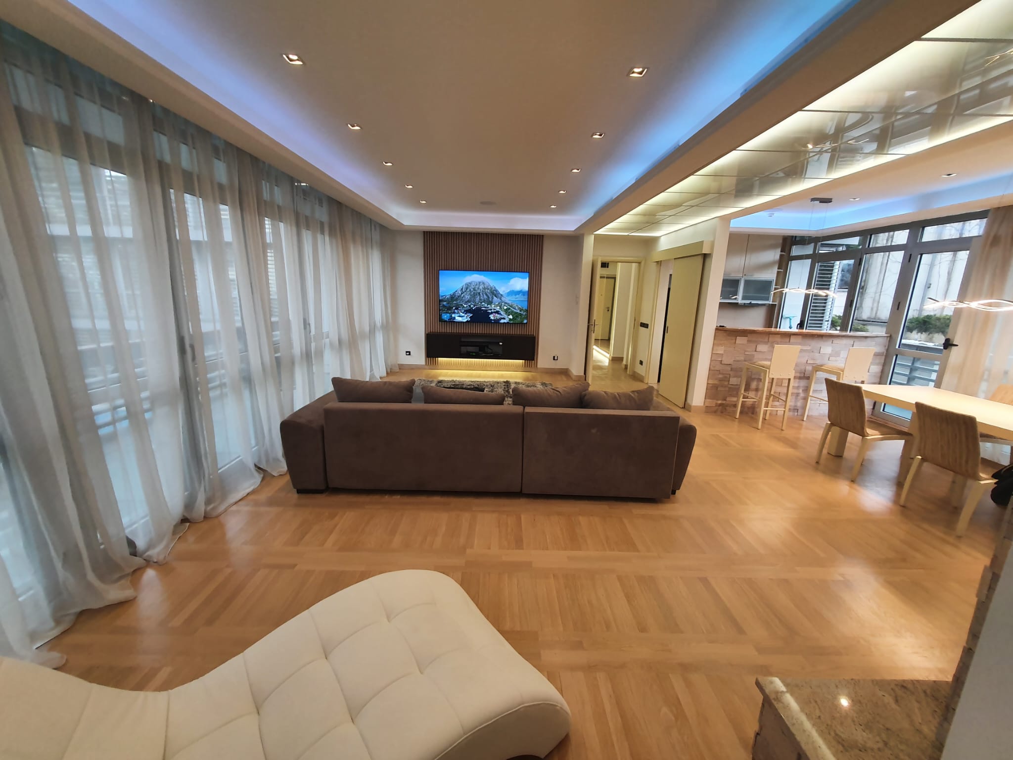 Dedinje    DeLux  4 0 2