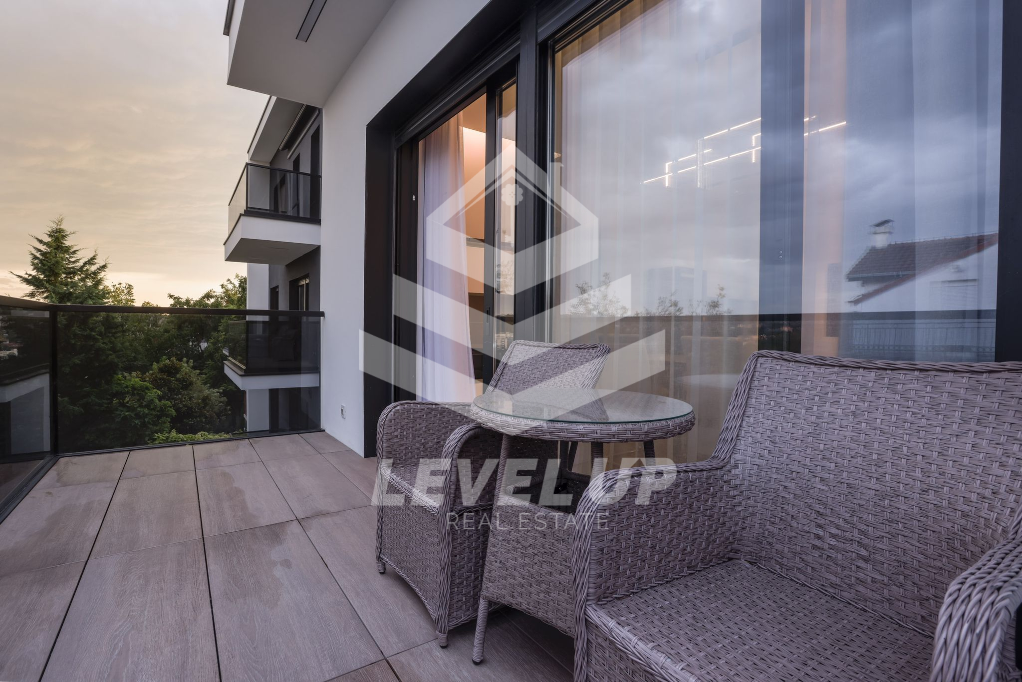 Dedinje blizina Pink a    Lux  5 0 11