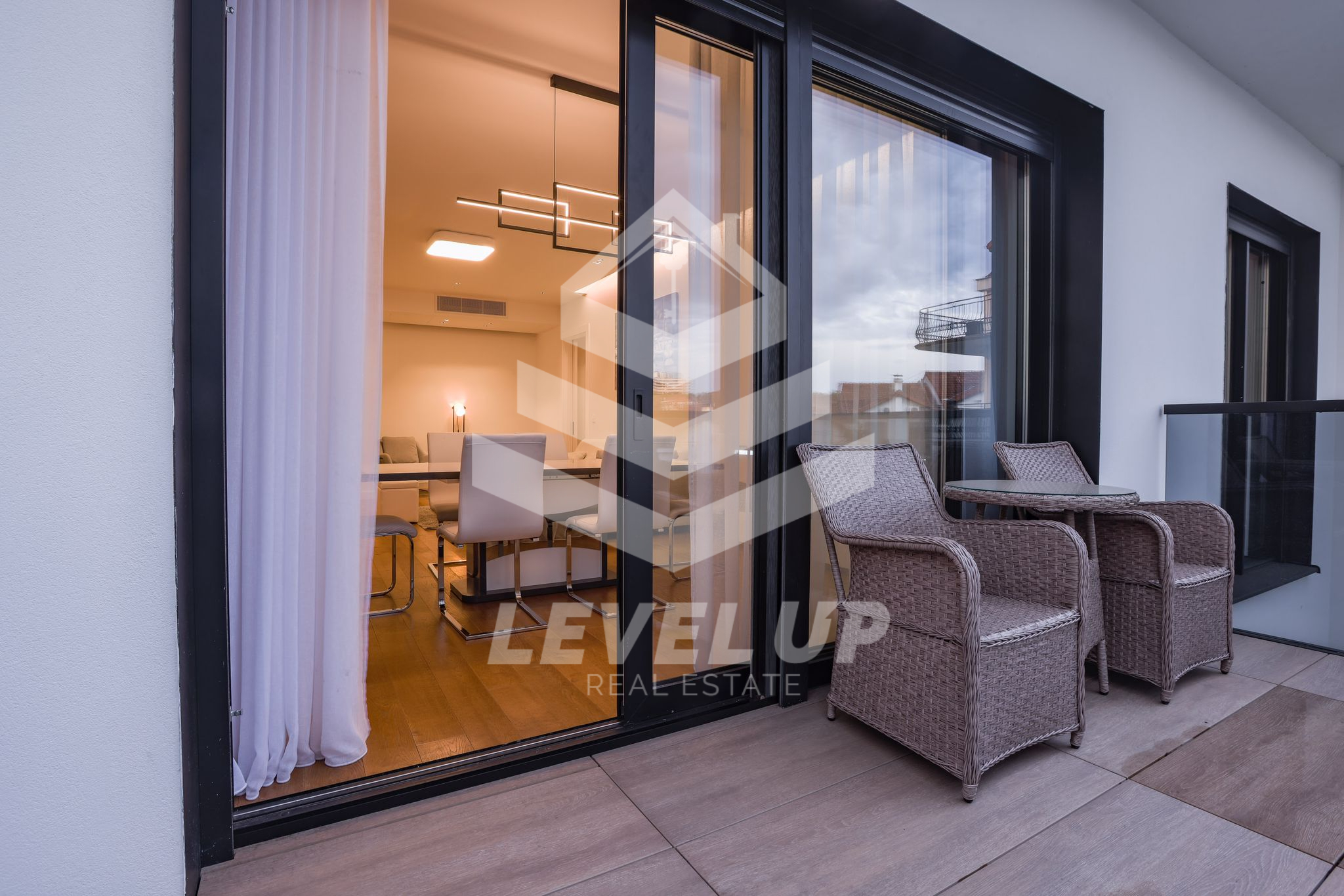 Dedinje blizina Pink a    Lux  5 0 12