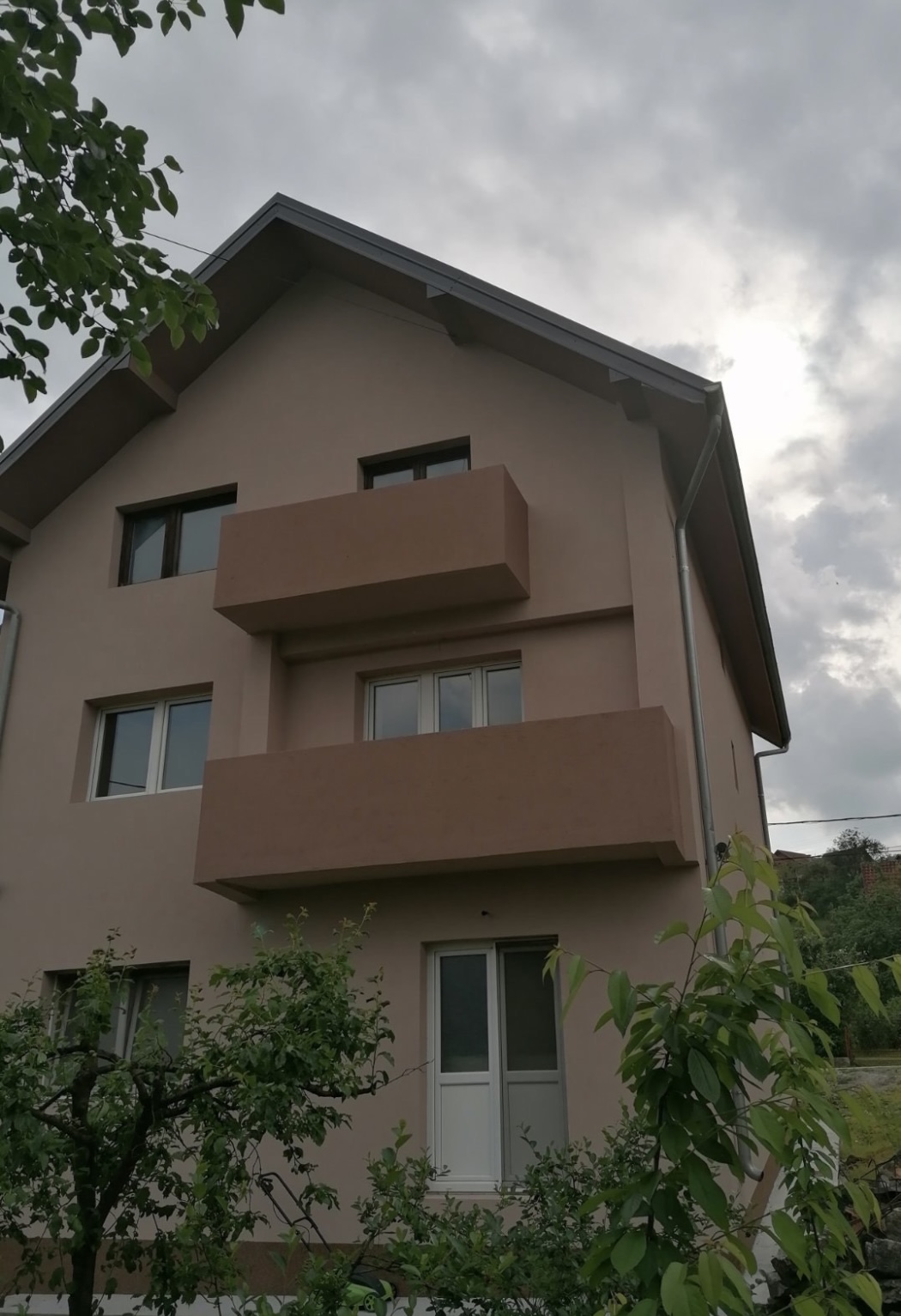 Kuća sa poslovnim prostorom u centru Guče 1