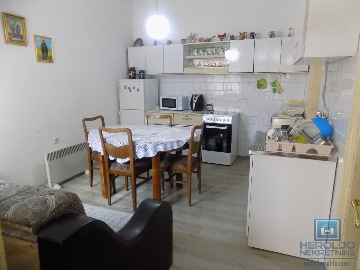 Kuća na prodaju na atraktivnoj lokaciji 12