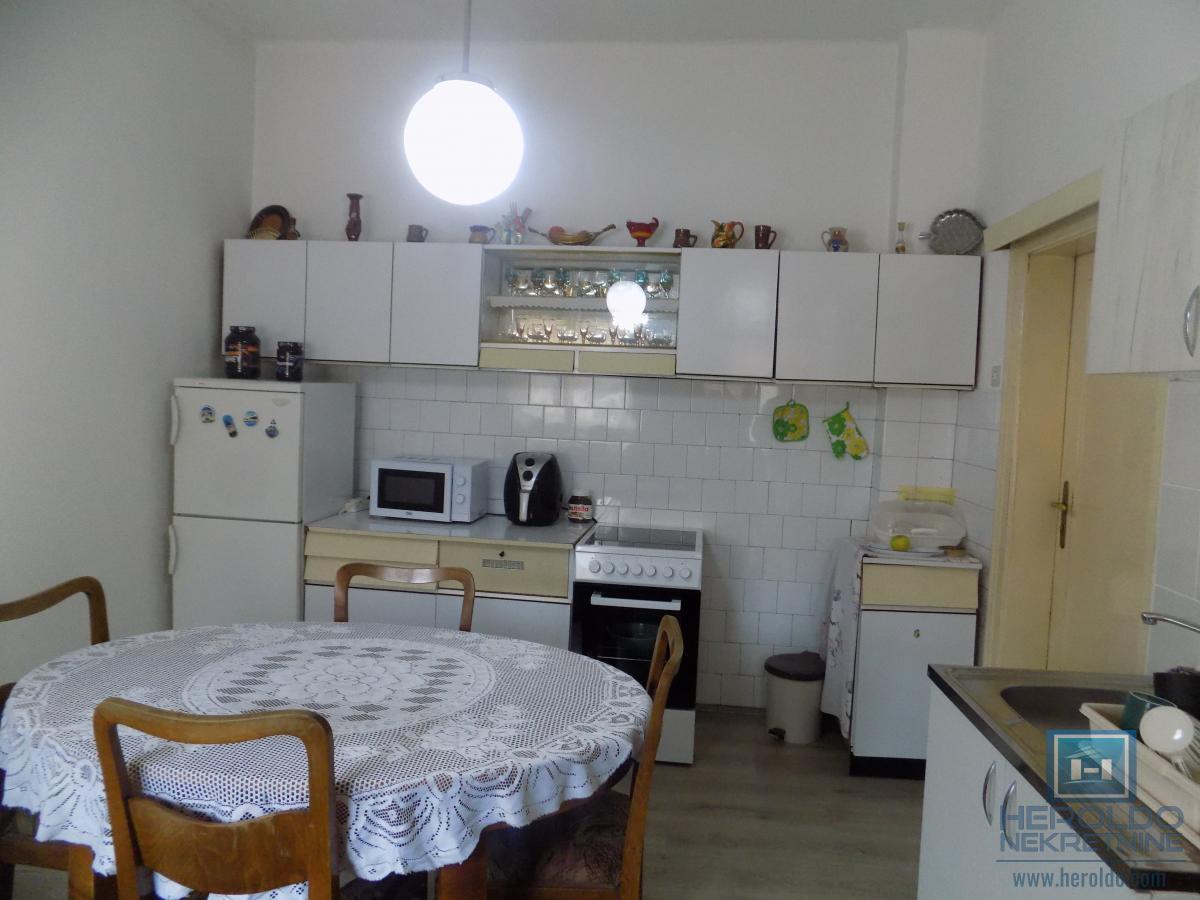 Kuća na prodaju na atraktivnoj lokaciji 13