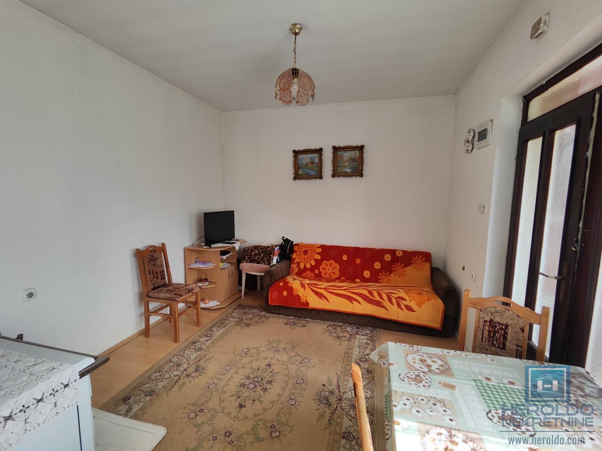 Manja kućica sa dvorištem 2