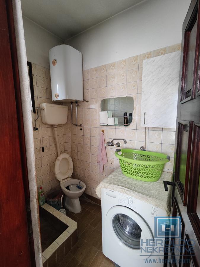 Manja kućica sa dvorištem 3