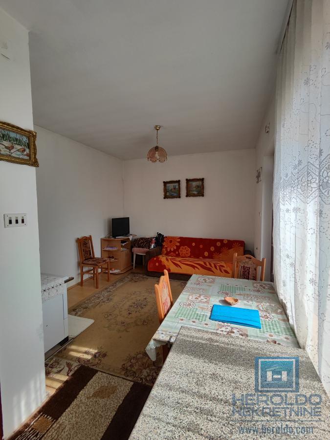 Manja kućica sa dvorištem 4