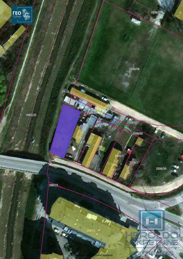 Manja kućica sa dvorištem 11