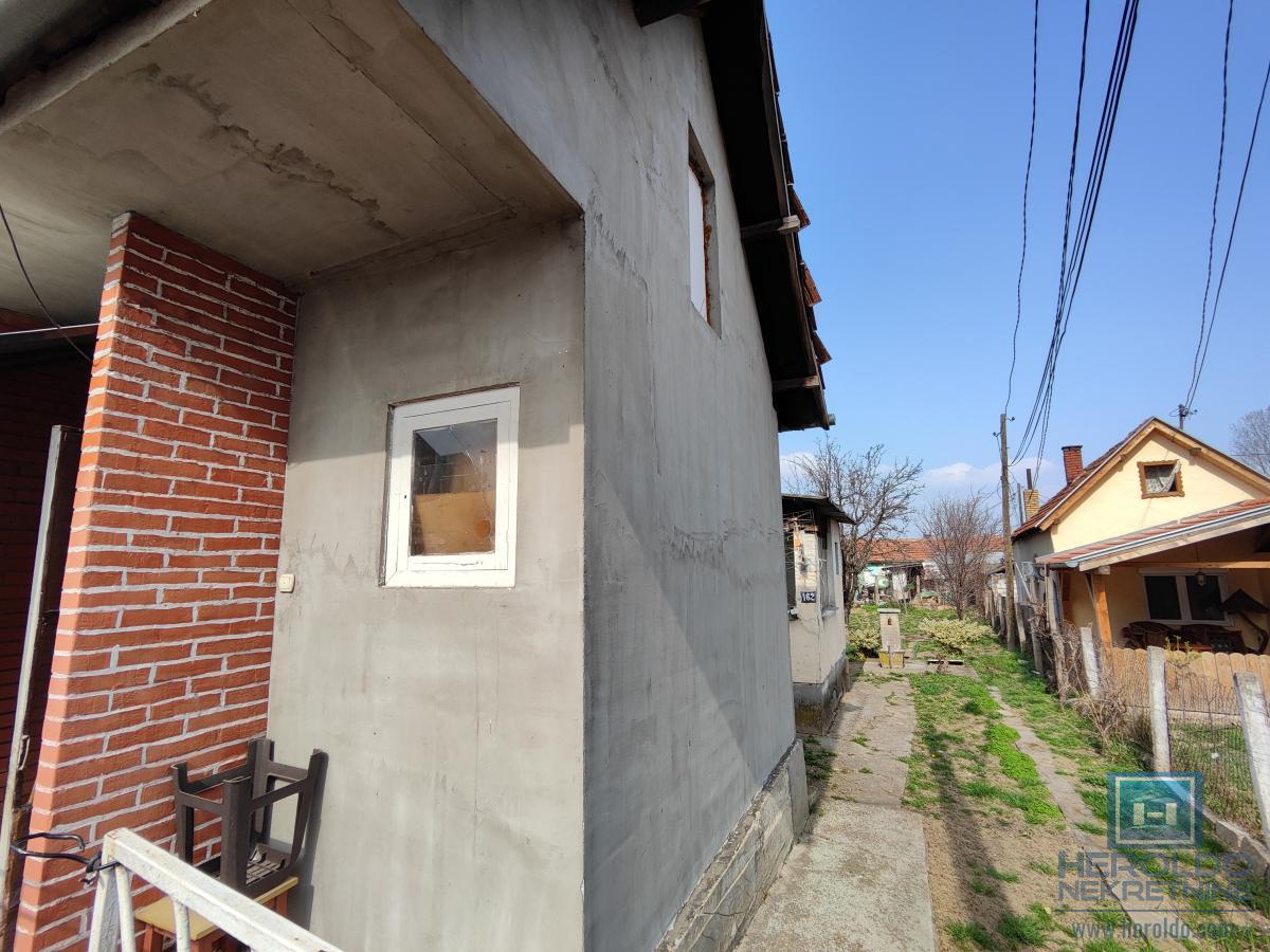 Manja kućica sa dvorištem 7