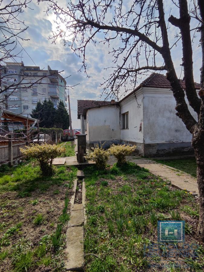 Manja kućica sa dvorištem 9