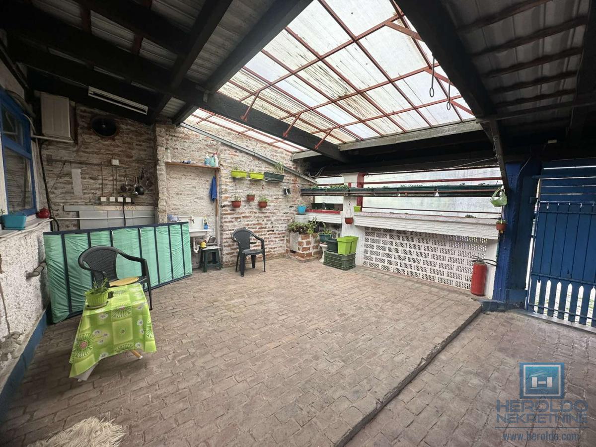 KUĆA U STROGOM CENTRU – IDEALNA ZA PORODIČNI ŽIVOT ILI POSLOVNI PROSTOR 16