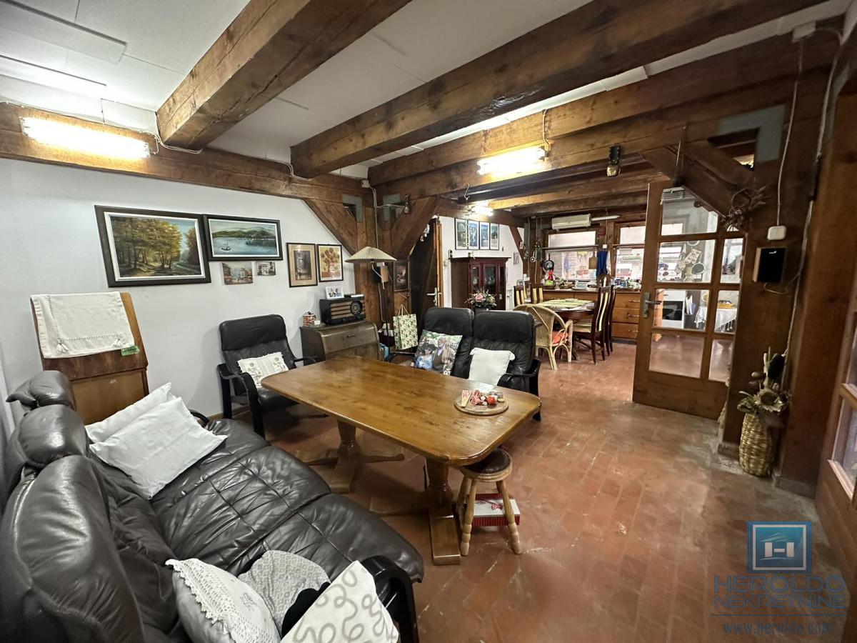 KUĆA U STROGOM CENTRU – IDEALNA ZA PORODIČNI ŽIVOT ILI POSLOVNI PROSTOR 2