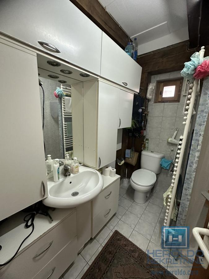 KUĆA U STROGOM CENTRU – IDEALNA ZA PORODIČNI ŽIVOT ILI POSLOVNI PROSTOR 11