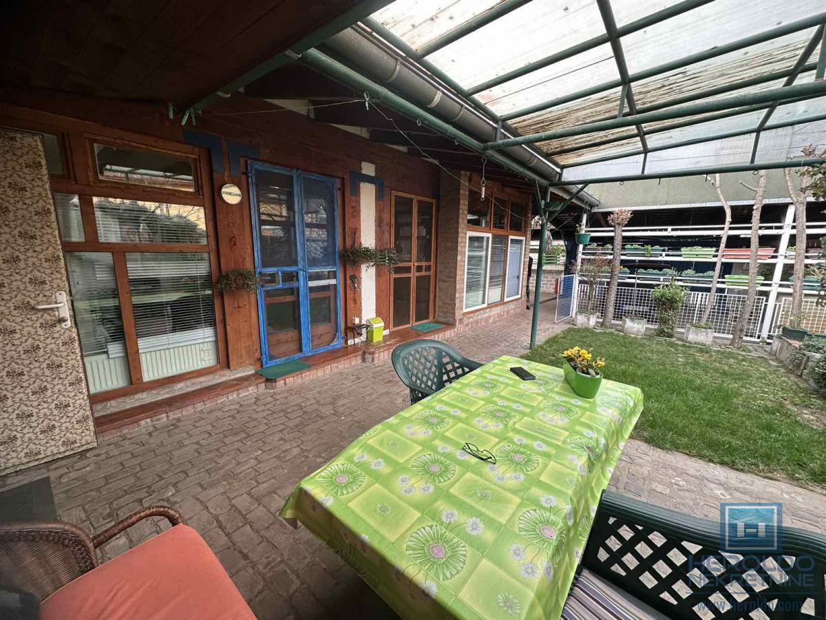 KUĆA U STROGOM CENTRU – IDEALNA ZA PORODIČNI ŽIVOT ILI POSLOVNI PROSTOR 12