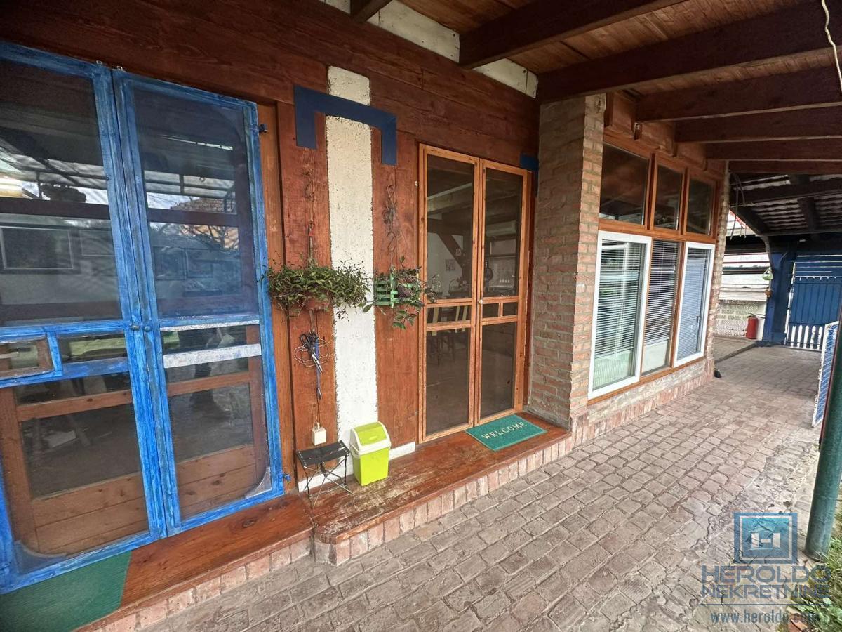 KUĆA U STROGOM CENTRU – IDEALNA ZA PORODIČNI ŽIVOT ILI POSLOVNI PROSTOR 13