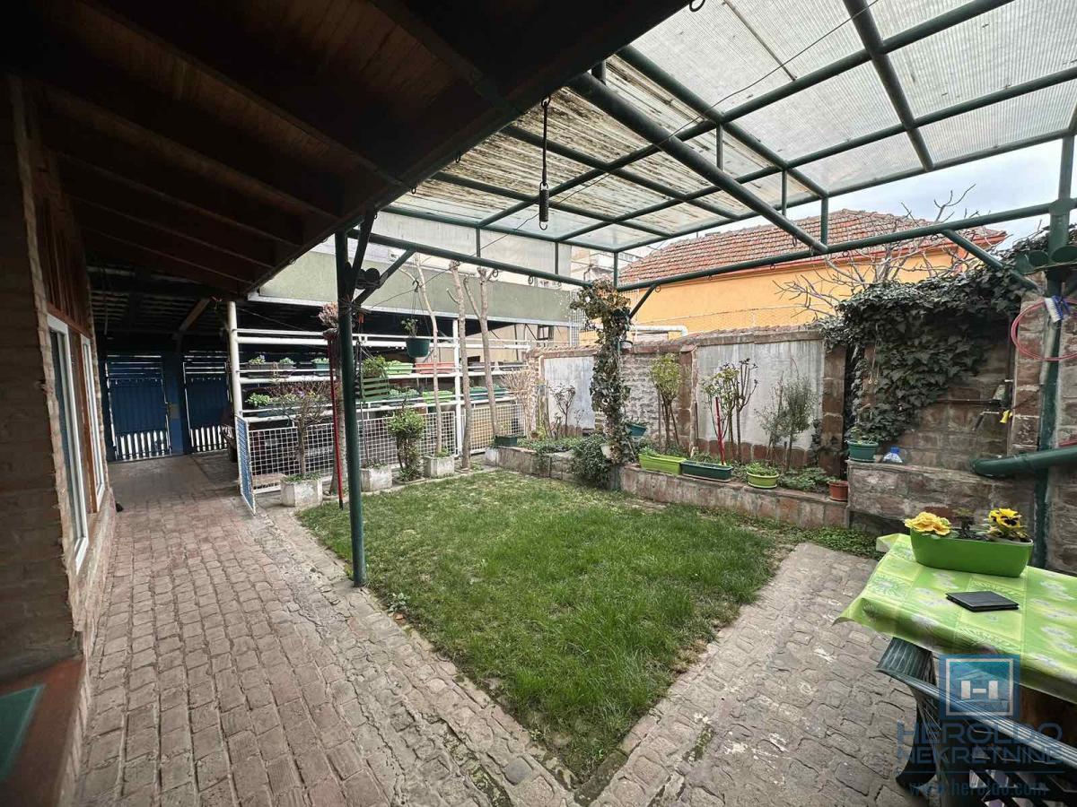 KUĆA U STROGOM CENTRU – IDEALNA ZA PORODIČNI ŽIVOT ILI POSLOVNI PROSTOR 14