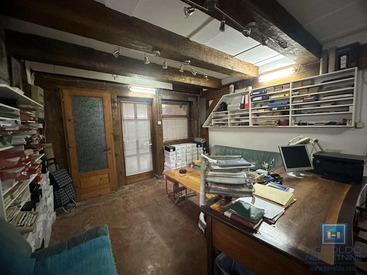 KUĆA U STROGOM CENTRU – IDEALNA ZA PORODIČNI ŽIVOT ILI POSLOVNI PROSTOR 9